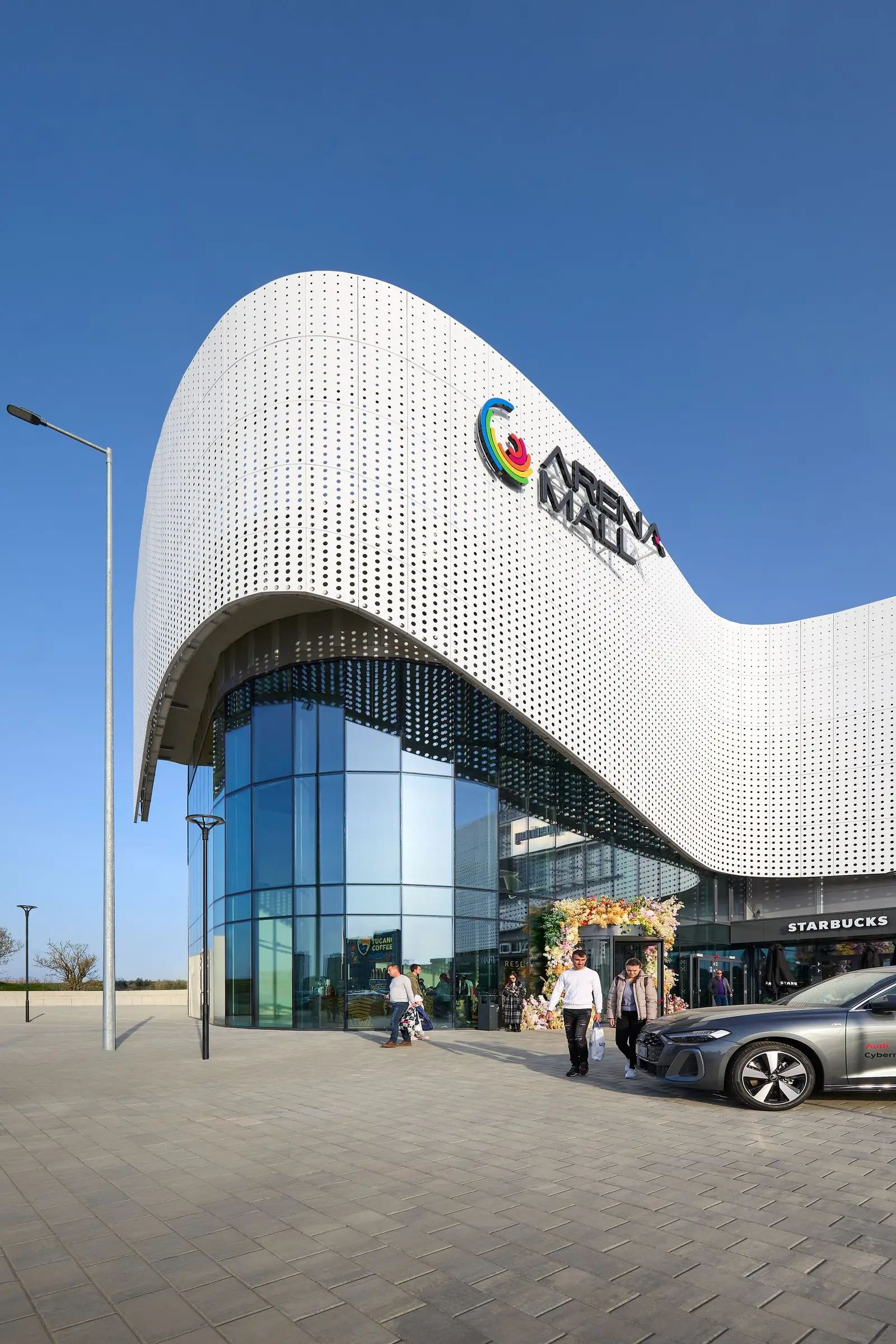 Volumul curbat cu sigla Arena Mall și intrarea vitrată, Arena Mall Bacău