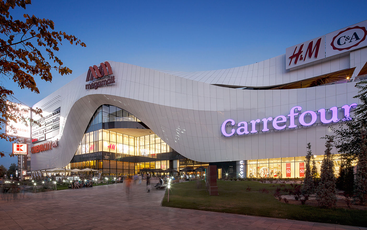 Spațiu interior al centrului comercial – MegaMall, București