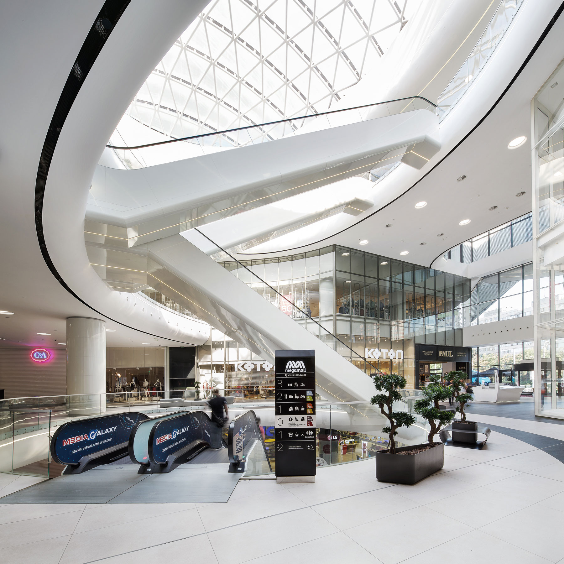 Zonă de circulație și galerii comerciale – MegaMall, București