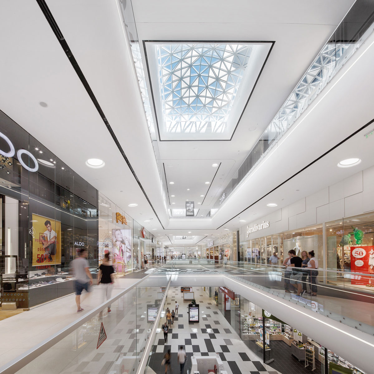 Perspectivă asupra atriumului – MegaMall, București