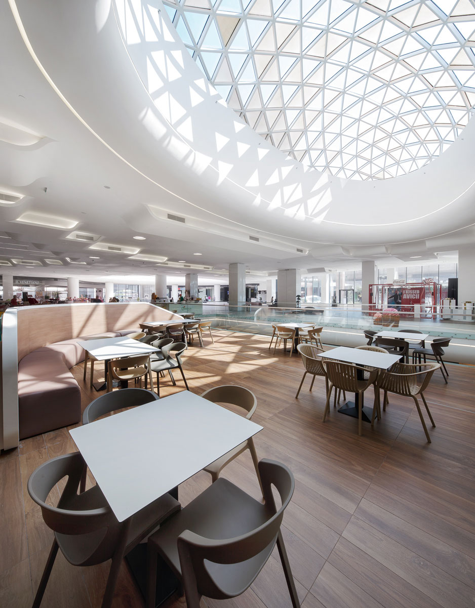 Spațiu interior al centrului comercial, de aproape – MegaMall, București