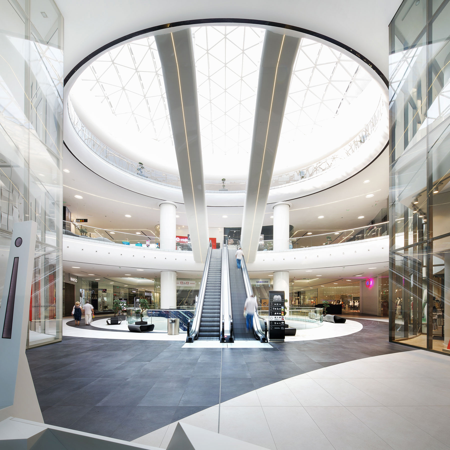 Zonă de circulație și galerii comerciale, de aproape – MegaMall, București