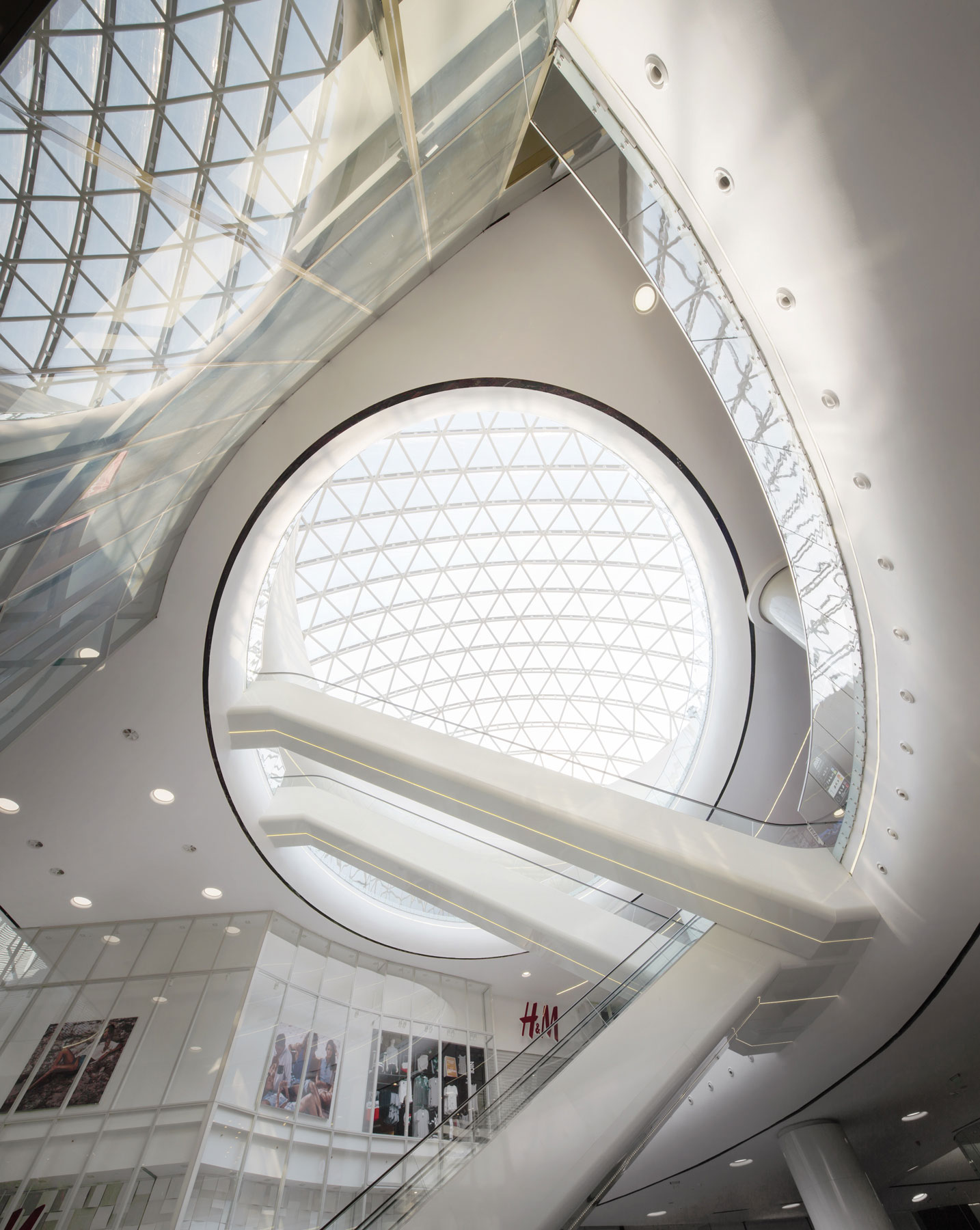 Vedere de ansamblu a mall-ului, de aproape – MegaMall, București