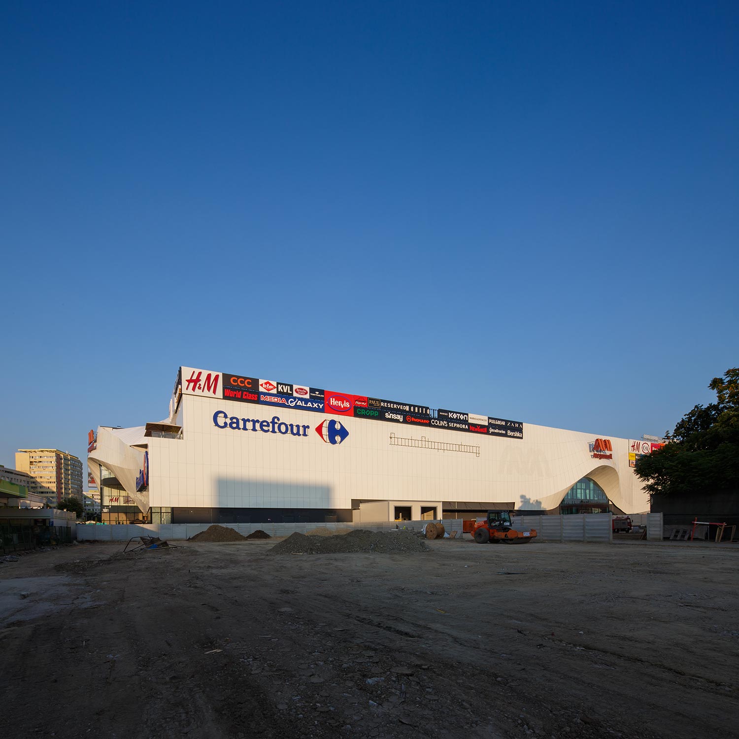 Perspectivă asupra atriumului, de aproape – MegaMall, București
