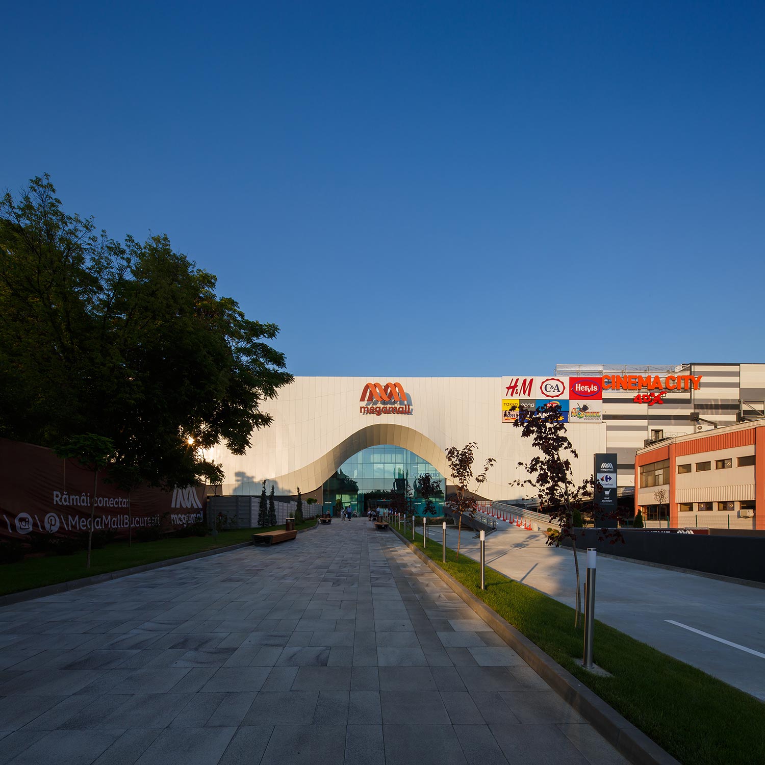 Spațiu interior al centrului comercial, detaliu – MegaMall, București