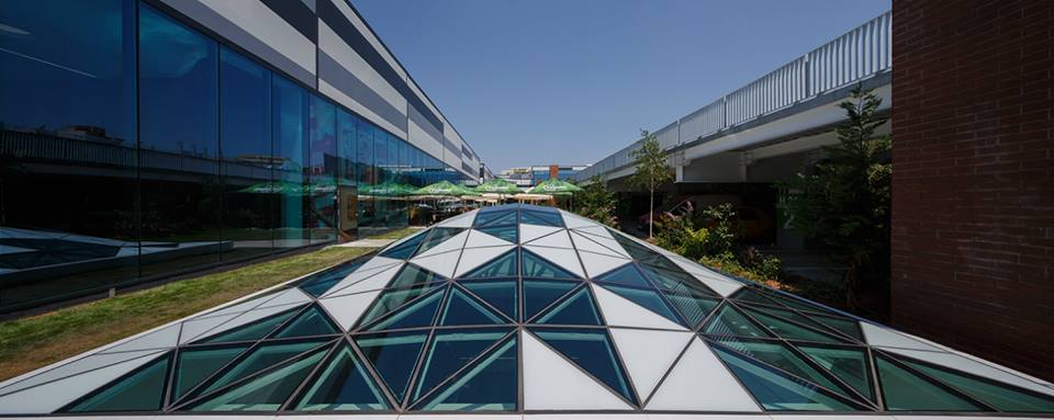 Zonă de circulație și galerii comerciale, detaliu – MegaMall, București