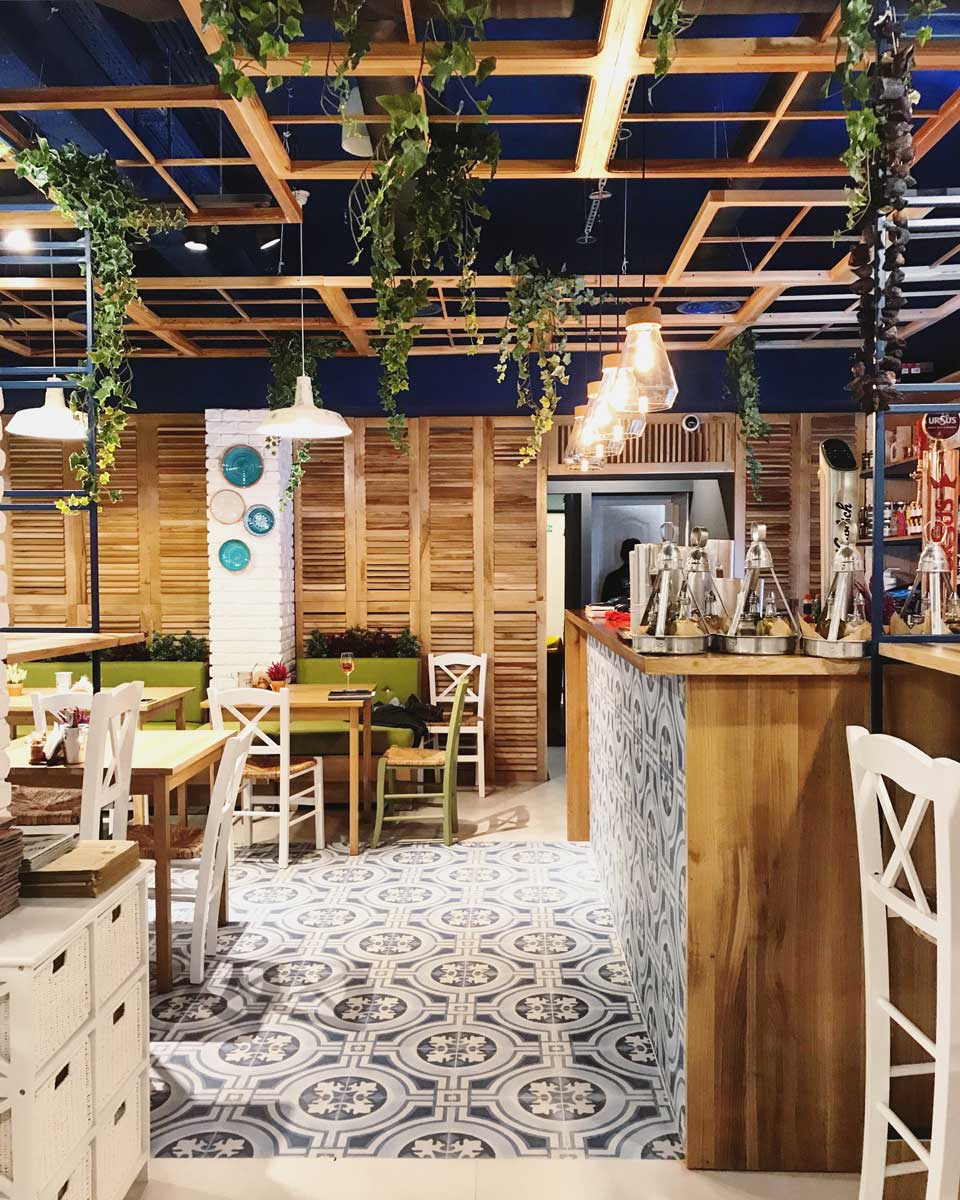 Perspectivă asupra spațiilor comune – Nikos Greek TAverna, București