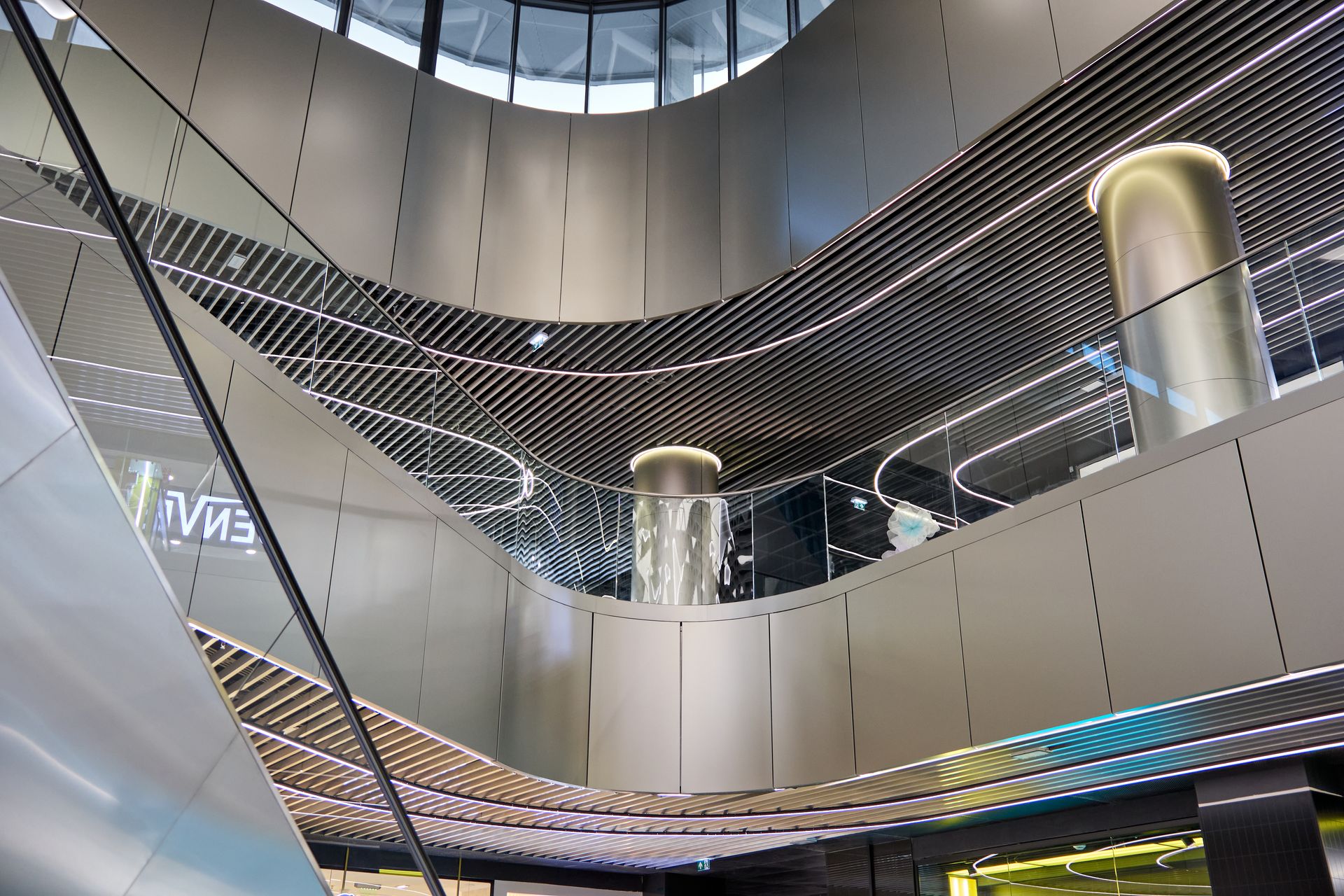 Atrium interior cu plafon curbat și balustrade pe etaje, Arena Mall Bacău