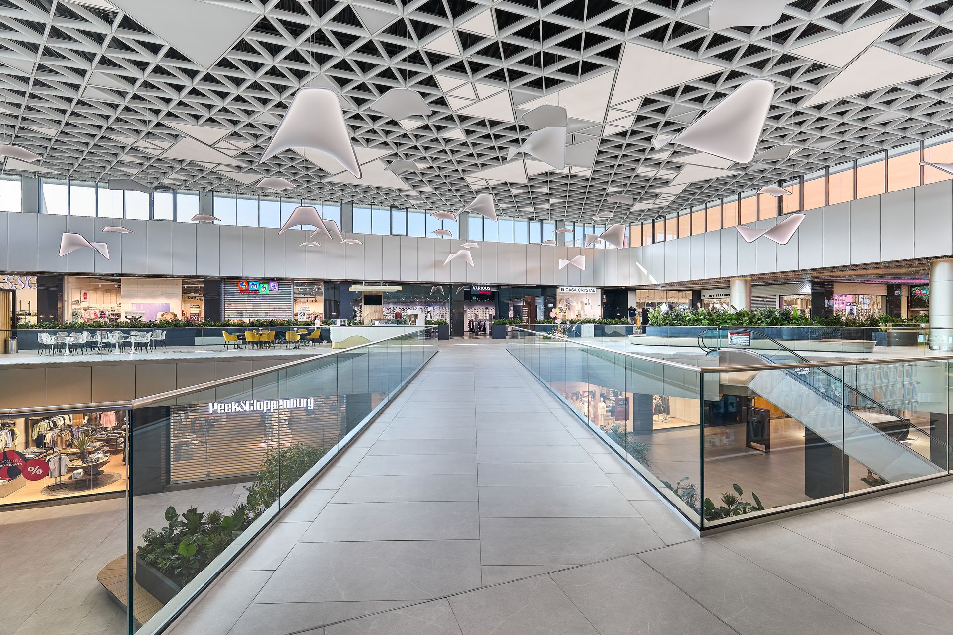 Atrium interior cu galerii pe mai multe niveluri și balustrade de sticlă, Arena Mall Bacău