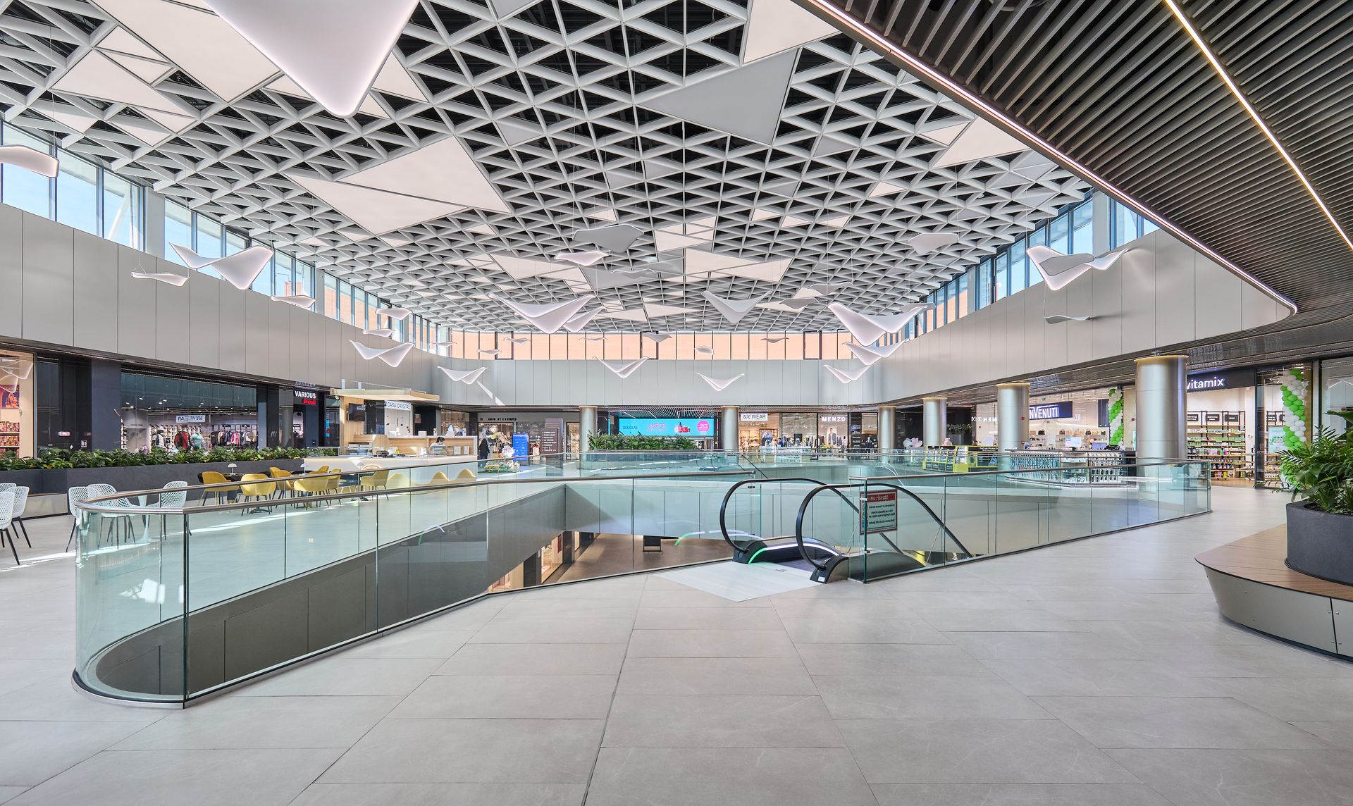 Atrium interior amplu cu plafon decorativ triunghiular, Arena Mall Bacău